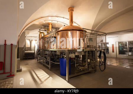 Salisburgo, Austria - 18 Maggio 2017: barili di birra apparecchiature presso la cantina della birreria Stiegl o Stiegl Brauwelt e il Museo di Salisburgo, Austria Foto Stock