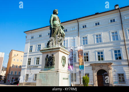 Salisburgo, Austria - 18 Maggio 2017: Mozart monumento statua presso la piazza Piazza Mozart a Salisburgo, Austria. Wolfgang Amadeus Mozart era influente austr Foto Stock