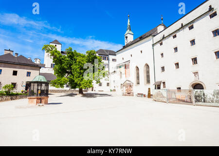 Salisburgo, Austria - 19 Maggio 2017: Castello Hohensalzburg cortile interno verso l'Hohe Stock e San Giorgio cappella nella città di Salisburgo, Austria Foto Stock