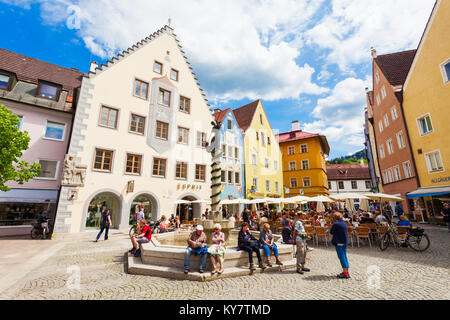 FUSSEN, Germania - 23 Maggio 2017: beauty case colorate in Fussen centro storico centro citta'. Fussen è una piccola città della Baviera, Germania. Foto Stock