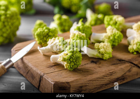 Cavolfiore verde bio vegetale, pronti per la cottura Foto Stock