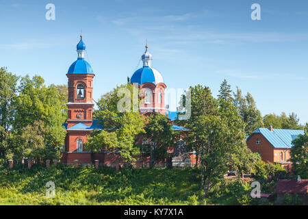 Rozhdestveno, Russia - Luglio 11, 2014: Chiesa della Natività della Beata Vergine Maria sul giorno di estate, lavoratore tetto riparazioni Foto Stock