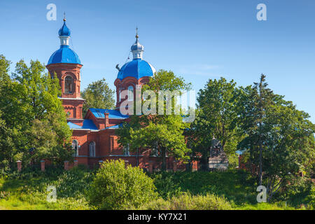Rozhdestveno, Russia - Luglio 11, 2014: Chiesa della Natività della Beata Vergine Maria sul giorno di estate, il lavoratore le riparazioni del tetto Foto Stock