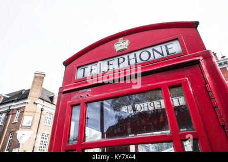 London, Regno Unito - 30 Ottobre 2017: K6, il più comune telefono rosso box modello, fotografato in London City Foto Stock