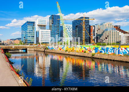 OSLO, Norvegia - 20 luglio 2017: il progetto del codice a barre è una sezione del Bjorvika quartal del fiordo città nel centro di Oslo, Norvegia Foto Stock