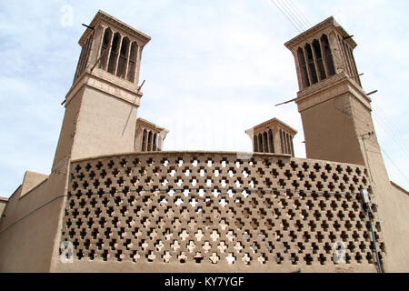 Badgirs sul tetto della vecchia casa in Yazd, Iran Foto Stock