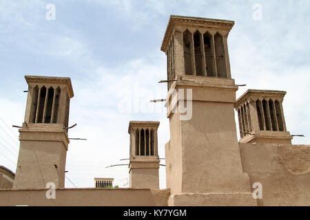 Badgirs sul tetto della vecchia casa in Yazd, Iran Foto Stock