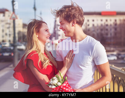 Amore a prima vista una giovane coppia risalente all'aperto Foto Stock