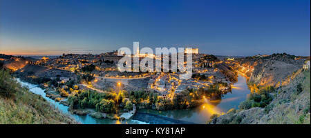 Panorama di Toledo in Spagna con il fiume Tago a ALBA Foto Stock