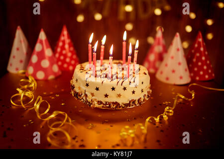 Buon compleanno torta con candele Foto Stock