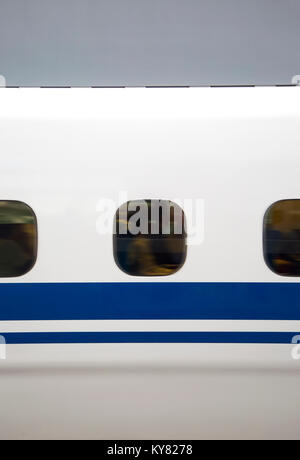 Primo piano dettaglio di movimento del treno ad alta velocità in Giappone Foto Stock