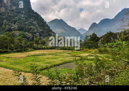 Paesaggio rurale nel remoto villaggio di Muang Ngoi nel nord del Laos Foto Stock