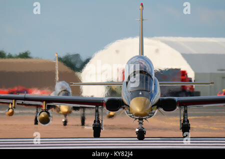 Al Fursan (inglese: i cavalieri) è la dimostrazione di acrobazia team degli Emirati Arabi Uniti Air Force. Flying Aermacchi MB-339NAT di velivoli a getto Foto Stock