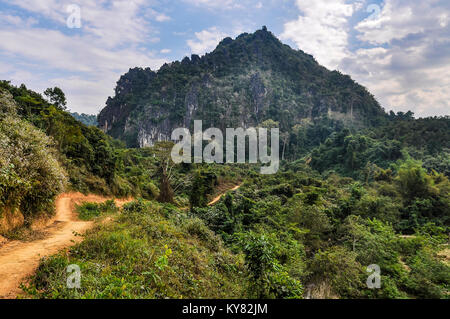 Paesaggio rurale nel remoto villaggio di Muang Ngoi nel nord del Laos Foto Stock