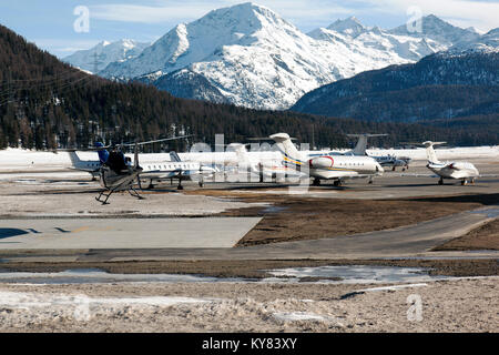 Jet privati, aerei ed elicotteri in aeroporto di St Moritz Svizzera nelle alpi Foto Stock