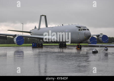 Boeing e-3D Sentry ZH105 sgualcito per test di durata dell'airframe. In deposito all'esterno in pioggia pesante a RAF Waddington. PIALLA di controllo aerea AWACS Foto Stock