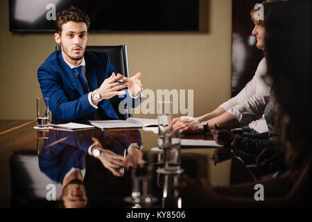 Leader e business leader proprietario riunione informale in-house business meeting Foto Stock