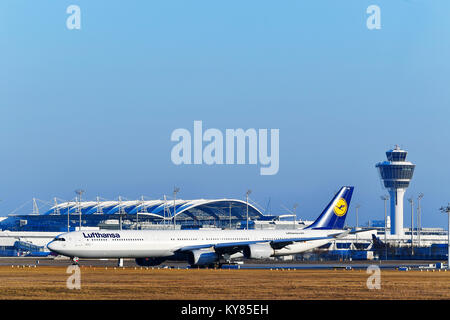 Lufthansa, Airbus A340-600, aeromobili, aereo, piano, compagnie aeree, airways, rotolo in, out, Aeroporto di Monaco di Baviera, Foto Stock