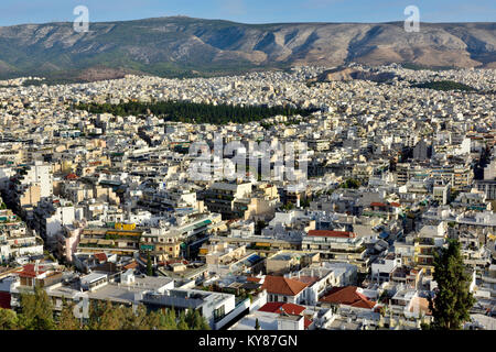 Vista sulla città di Atene dalla cima della collina di Filopappou (Collina delle Muse), Grecia Foto Stock
