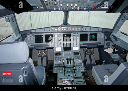 Air Astana Airbus A320 P4-PAS cockpit con accensione. Cockpit di vetro Foto Stock