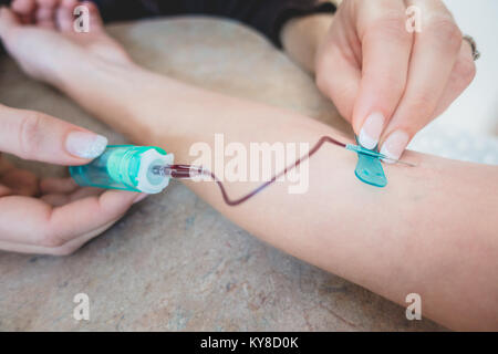 Medical technologist facendo un prelievo del sangue servizi per il paziente a casa. Foto Stock