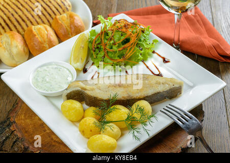 Pesce al forno con patate Foto Stock