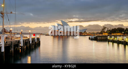 La Opera House di Sydney in Australia dal lungomare davanti al Park Hyatt Sydney vicino a Campbell's Cove Jetty all alba di un mattino tempestoso. Foto Stock