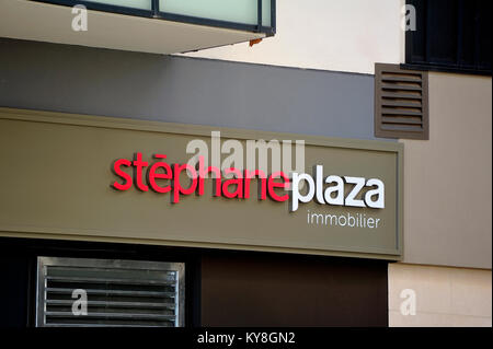 Una delle agenzie immobiliari Stephane Plaza che ospita anche uno spettacolo TV su acquisto e vendita di merci in Francia. Foto Stock