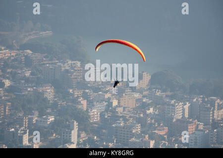 Volo in parapendio su Pokhara, Nepal Foto Stock