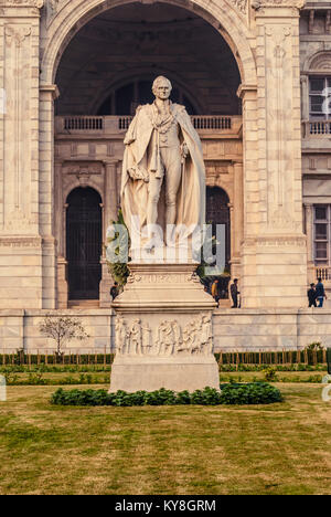 Una statua del signore Curzon del Vicerè di India dal 1899 al 1905, di fronte alla estremità posteriore del memoriale della Victoria. Foto Stock