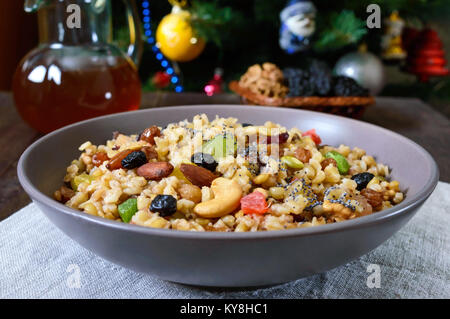 Farinata di grano con diversi dadi, frutta secca e Semi di papavero, uvetta, miele. Kutya. Piatto natalizio degli Slavi. Foto Stock