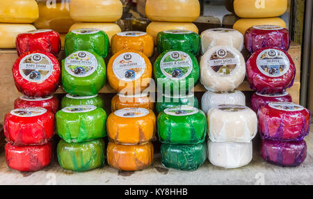 Colorata selezione di formaggi olandesi presso un negozio di Edam, Olanda Foto Stock