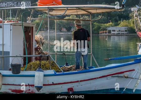 Raccogliere le catture di mattina a Nydri, Lefkada, Grecia Foto Stock