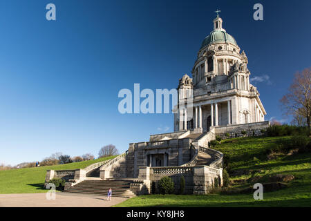 Lancaster, England, Regno Unito - 12 Novembre 2017: il sole illumina la pietra di Portland struttura dell'Ashton Memorial, una grande follia barocca in Williamso Foto Stock