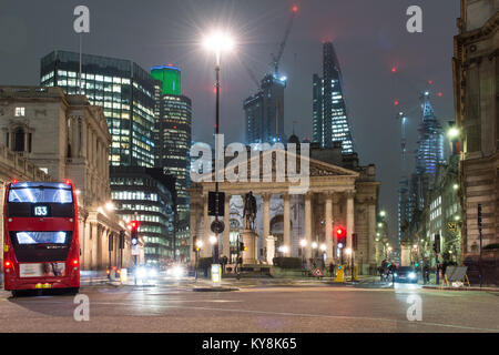 London, England, Regno Unito - 11 Gennaio 2018: il traffico passa la banca di Inghilterra e Royal Exchange nella City di Londra, con i moderni grattacieli di fi Foto Stock