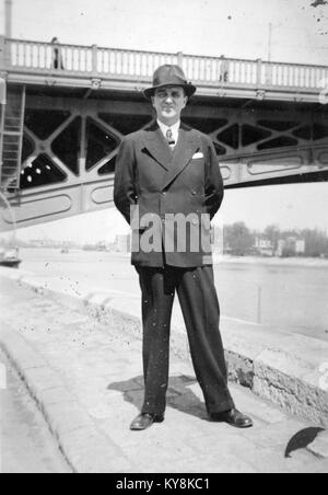 Fotografia storica dell'area del Ponte di Margit a Budapest, Ungheria, che mostra l'architettura urbana, i trasporti e la vita quotidiana dei primi anni del XX secolo, conservata nella collezione Fortepan. Foto Stock