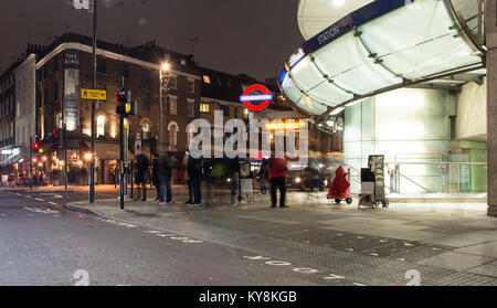 London, England, Regno Unito - 11 Gennaio 2018: i " commuters " Uso della stazione metropolitana di Southwark sulla moderna Jubilee line extension, su Blackfriars Road a Londra sud Foto Stock