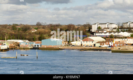 Southampton, England, Regno Unito - 16 Febbraio 2014: un primo Great Western Railway treno corre a fianco del fiume Itchen nei sobborghi di Southampton, su th Foto Stock