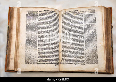 William Tyndale's 1538 edizione del Nuovo Testamento inglese, che mostrava il testo in inglese e di Erasmus" testo latino. Dal pettine rara collezione di libri a Dunedin, Nuova Zelanda. Foto Stock