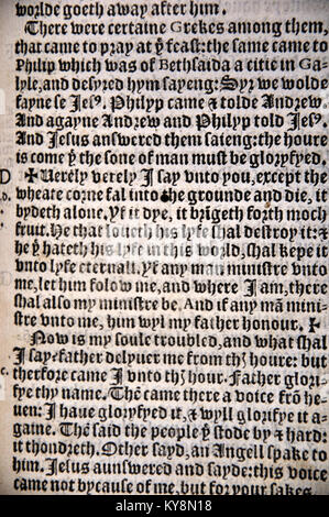 William Tyndale's 1538 edizione del Nuovo Testamento inglese, che mostrava il testo in inglese e di Erasmus" testo latino. Dal pettine rara collezione di libri a Dunedin, Nuova Zelanda. Foto Stock