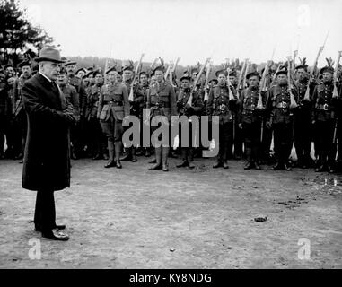 Questa fotografia cattura il primo ministro canadese Sir Robert Borden rivolgendosi alle truppe a Bramshott, in Inghilterra, nell'aprile 1917, evidenziando il coinvolgimento del Canada nella prima guerra mondiale e il suo ruolo di leadership. Foto Stock