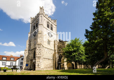 Londra, Inghilterra - Luglio 28, 2014: la torre cinquecentesca e fronte ovest della chiesa dell'abbazia di Waltham. Foto Stock