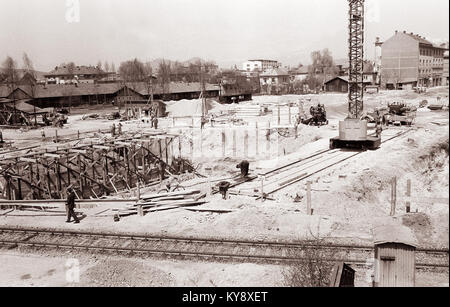 Fotografia della costruzione del tunnel sotto Titova Street nel 1962, che mostra macchinari, lavoratori, ponteggi e scavi come parte dello sviluppo urbano della città. Foto Stock