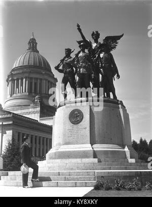 La scultura Winged Victory, nota anche come Nike di Samotracia, è una statua ellenistica in marmo che rappresenta la dea greca Nike, celebrata per la sua forma dinamica e la rappresentazione del movimento. Foto Stock