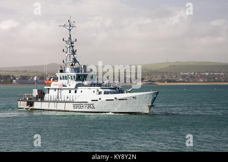 UK Border Agency taglierina doganale HMC Valiant passa il molo di pietra di lasciare il porto di Weymouth nel Dorset. Foto Stock