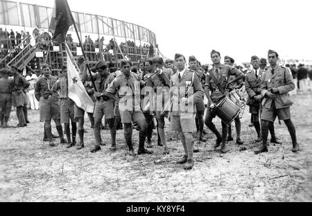 Questa fotografia mostra la delegazione egiziana ai Maccabiah Games 1935, un evento internazionale di atletica ebraica tenutosi nella Palestina mandataria. I giochi hanno visto atleti provenienti da vari paesi. Foto Stock