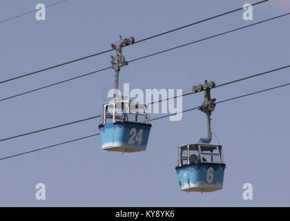 Questa immagine mostra un teleférico, o funivia, che fornisce il trasporto su terreni montuosi. Mette in evidenza le infrastrutture utilizzate per viaggiare in aree con paesaggi ripidi o impegnativi. Foto Stock