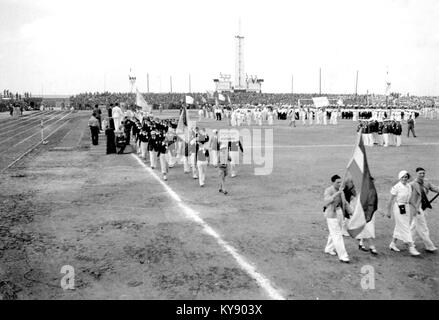 Questa fotografia mostra la delegazione jugoslava ai Giochi di Maccabiah del 1935, raffigurando atleti, uniformi e partecipazione sportiva internazionale. Foto Stock