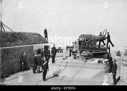 Questa immagine mostra il cannone RML 9 inch e il suo equipaggio a Queenscliff, Australia, nel 1886. Il cannone faceva parte del sistema di difesa costiera durante la fine del XIX secolo, evidenziando la preparazione militare dell'Australia durante quel periodo. Foto Stock