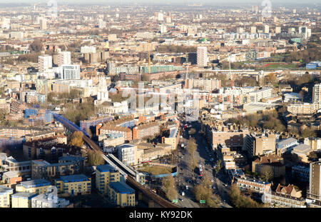 Guardando verso il basso sulla East End di Londra nei quartieri di Westferry, Limehouse e Mile End dalla Docklands Canary Wharf Tower. Foto Stock